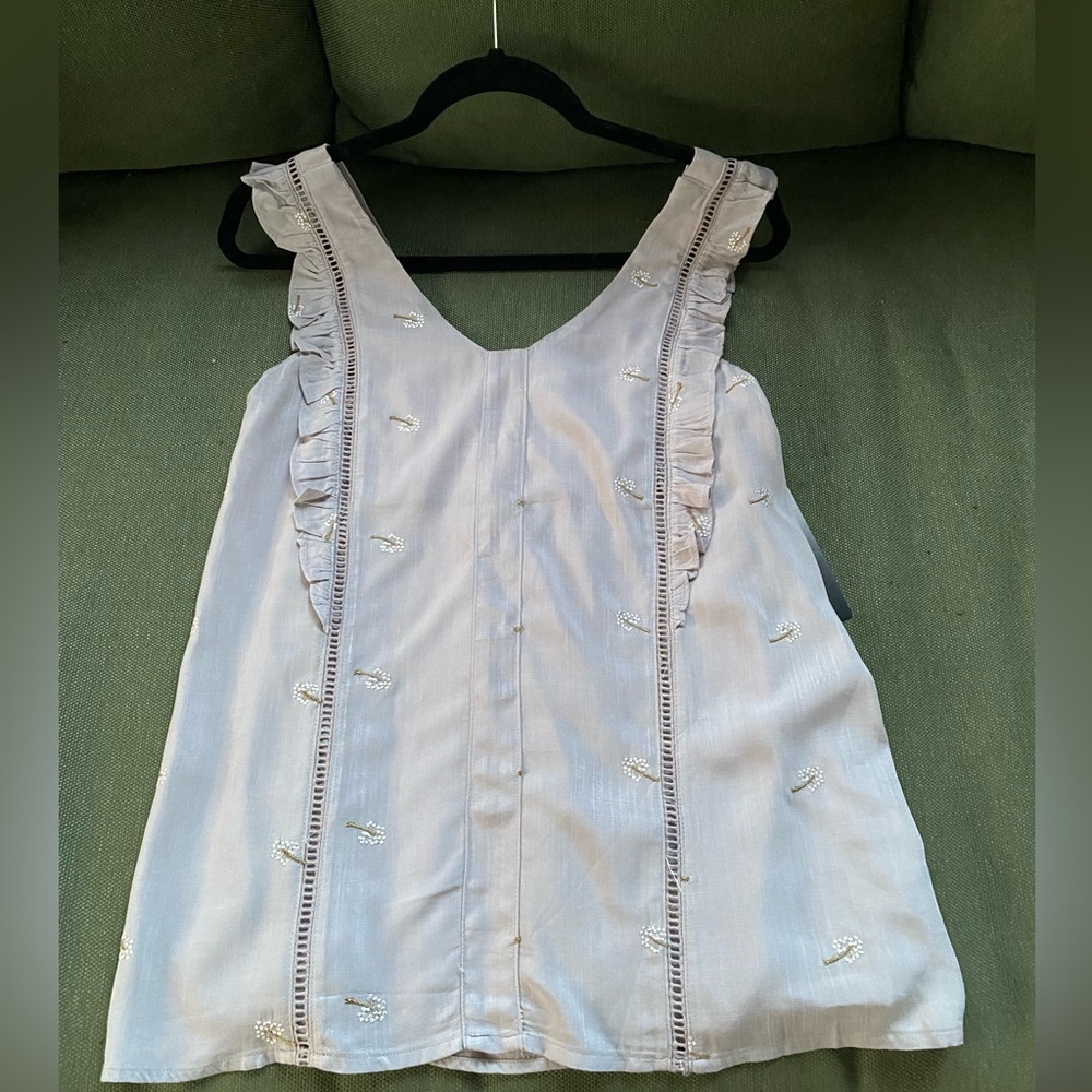 Doe & Rae sleeveless gray shirt with ruffle trim and floral print Size: Large